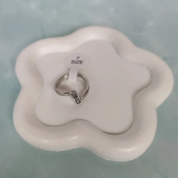 Anillo Plateado Cuadrado en Acero Inoxidable Talla 7 - Image 2