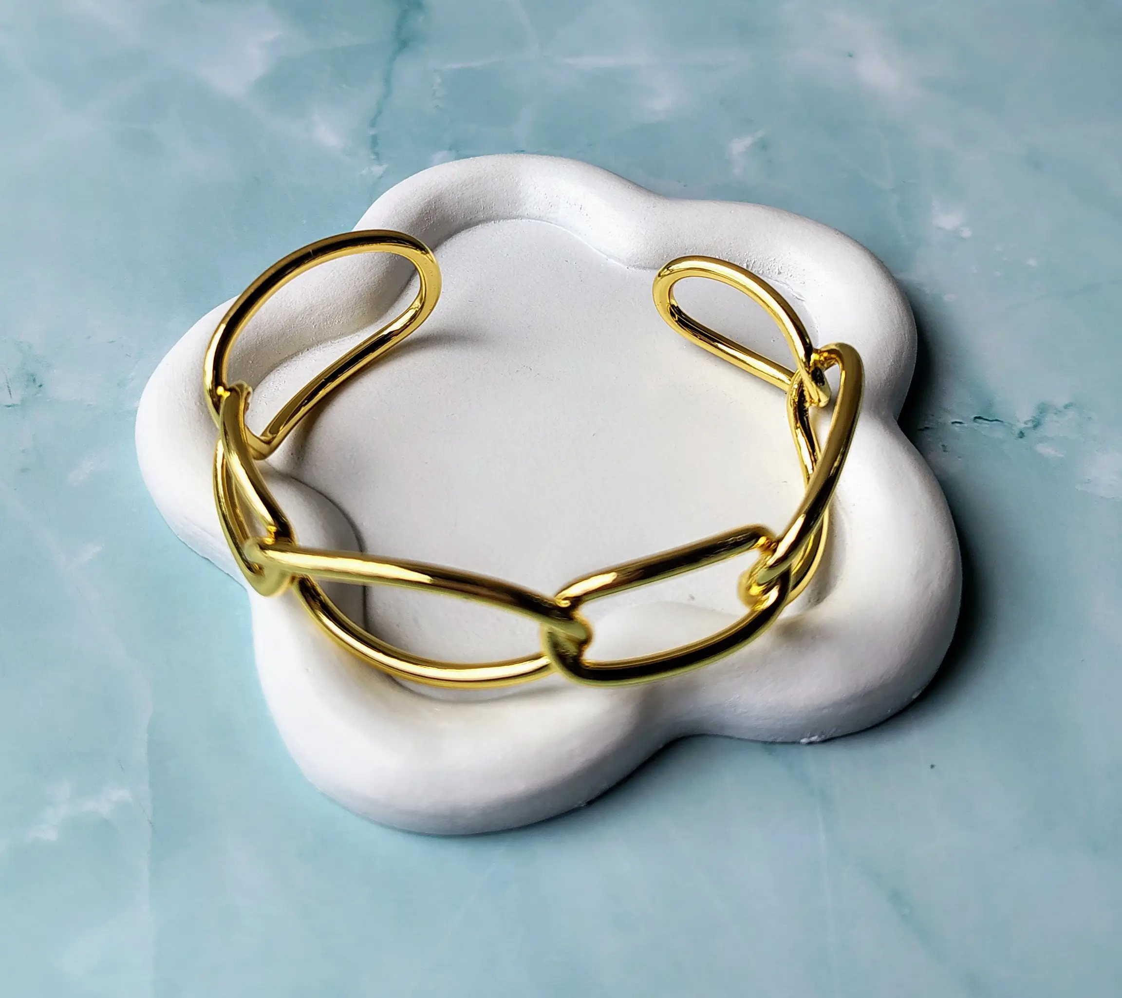 Brazalete Dorado Oval en Acero Inoxidable
