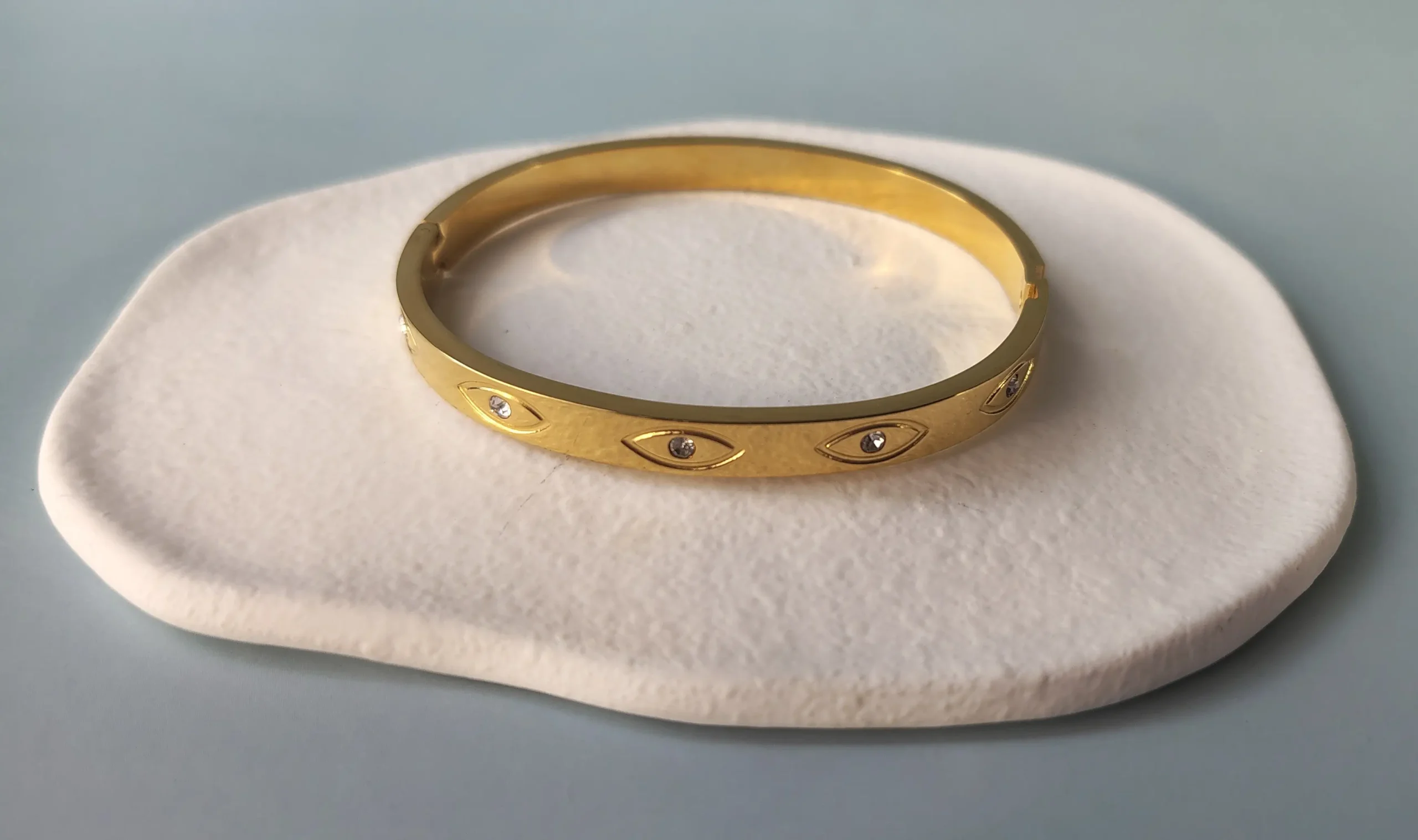 Brazalete Urbe Dorado con Circón Acero Titanio