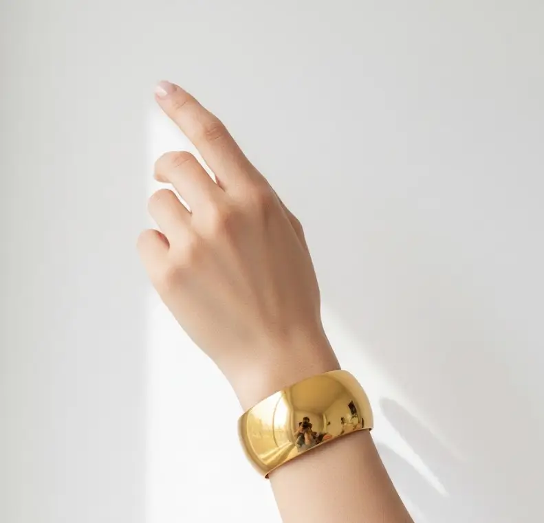 Pulsera Ébano Ancha Dorada en Acero Inoxidable