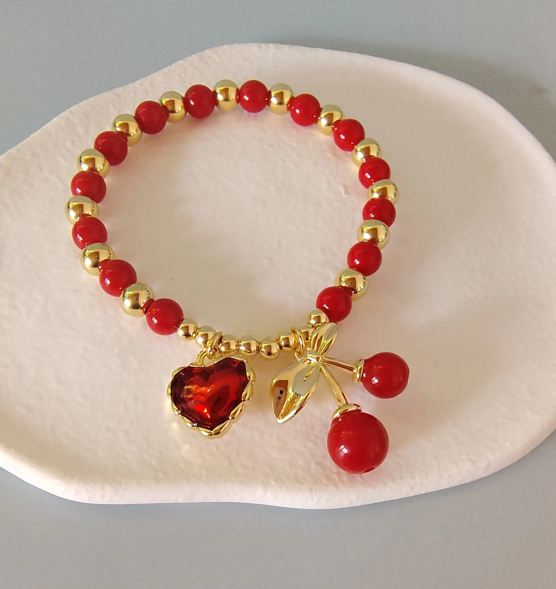 Pulsera Dorada Corazón y Perlas en Acero Inoxidable