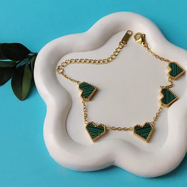 Pulsera Dorada con Corazón Verde Acero Titanio