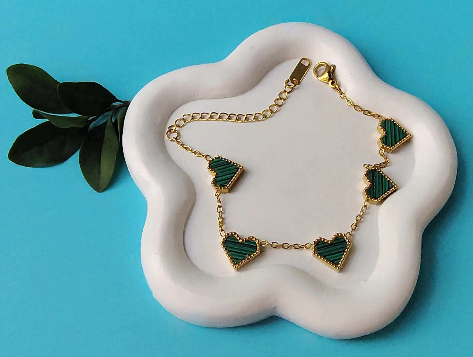 Pulsera Dorada con Corazón Verde Acero Titanio