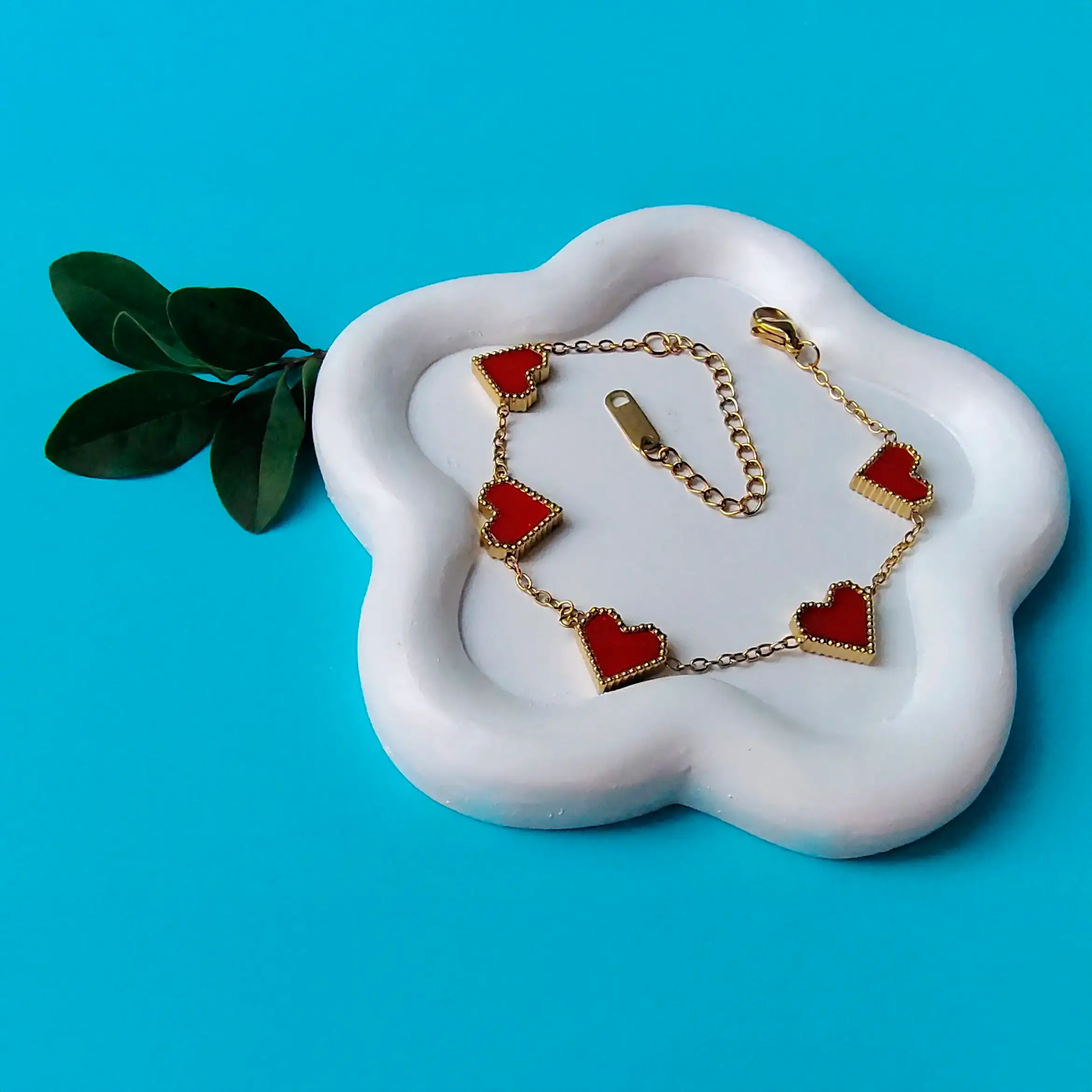 Pulsera Dorada con Corazón Rojo Acero Titanio